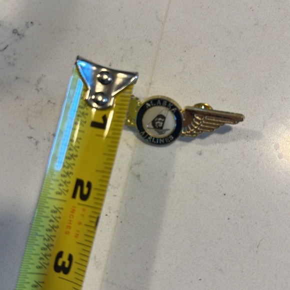 Alaska Airlines Winged With Face On Plane Tail Lapel Pin Brooch - Picture 5 of 5